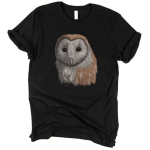 K&ouml;nnte beinhalten: Schwarzes T-Shirt mit einer Illustration einer wei&szlig;en und braunen Scheune Eule.