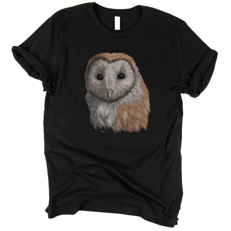K&ouml;nnte beinhalten: Schwarzes T-Shirt mit einer Illustration einer wei&szlig;en und braunen Scheune Eule.