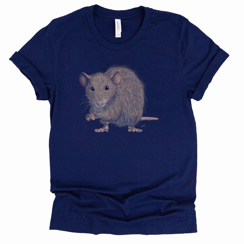 Pode incluir: Uma camiseta azul marinho com uma ilustra&ccedil;&atilde;o realista de um rato cinza na frente.