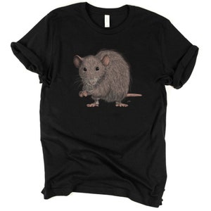 Pode incluir: Camiseta preta com uma ilustra&ccedil;&atilde;o realista de um rato cinzento.