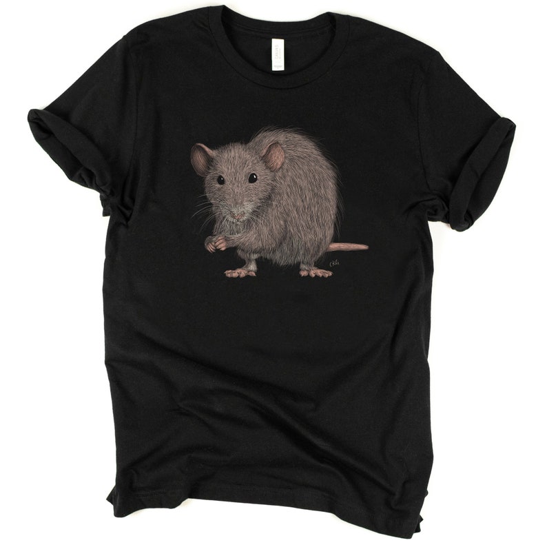 Pode incluir: Camiseta preta com uma ilustra&ccedil;&atilde;o realista de um rato cinzento.