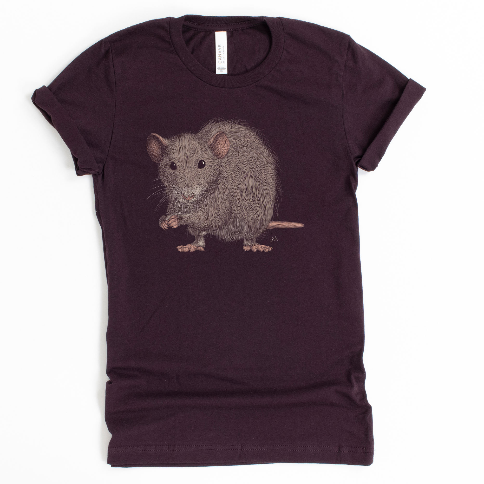 Pode incluir: Uma camiseta roxa escura com um gr&aacute;fico de um rato cinza. O rato est&aacute; em p&eacute; sobre suas patas traseiras e tem as patas dianteiras levantadas.