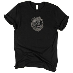 Puede incluir: Camiseta negra con un dibujo de l&iacute;nea blanca de la cara de un perro pug en la parte delantera.