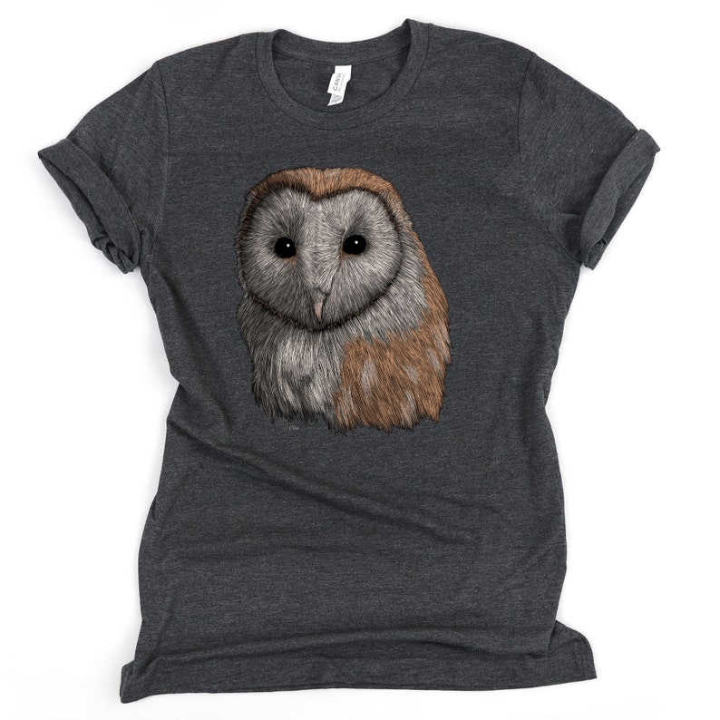 K&ouml;nnte beinhalten: Ein dunkelgraues T-Shirt mit einem braunen und wei&szlig;en Scheunen-Eulen-Motiv.