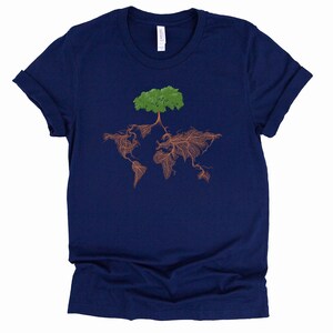 Puede incluir: Una camiseta azul marino con un &aacute;rbol verde que crece de las ra&iacute;ces de un contorno marr&oacute;n del mundo.
