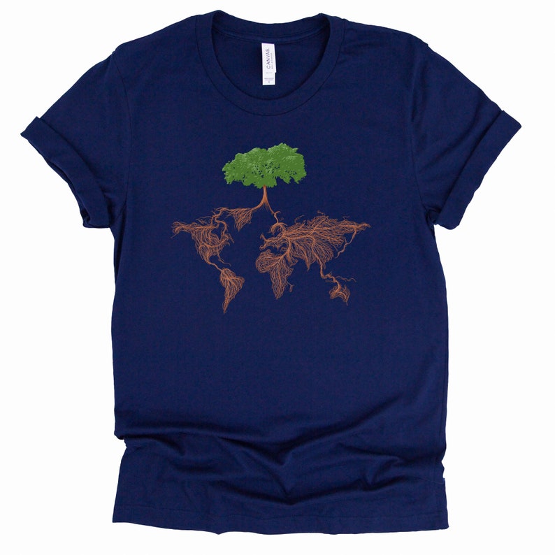 Puede incluir: Una camiseta azul marino con un &aacute;rbol verde que crece de las ra&iacute;ces de un contorno marr&oacute;n del mundo.