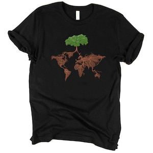 Puede incluir: Camiseta negra con un &aacute;rbol verde cuyas ra&iacute;ces marrones forman la forma del mundo.