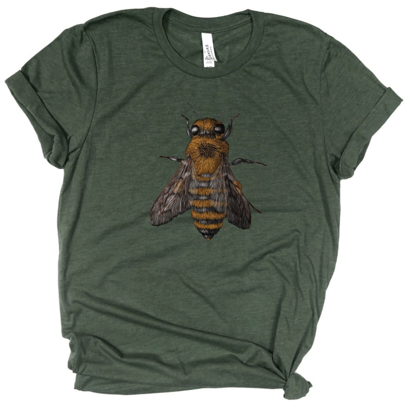 Może przedstawiać: Zielony t-shirt z szczeg&oacute;łową ilustracją pszczoły w środku.