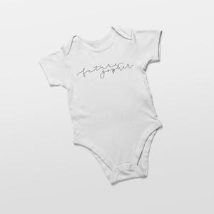 Może przedstawiać: Biały śpioszek dla niemowlęcia z napisem "future gopher" napisanym czarnym kursywą.