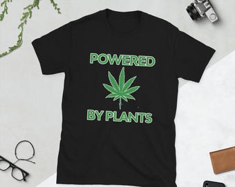 Camiseta unisex de manga corta "A base de plantas, curación totalmente natural" (¡Legalízala!)
