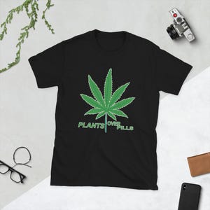 Plants over pills, CBD oil, Hemp oil, CBD, Hemp Marijuana Leaf Short-Sleeve Unisex T-Shirt