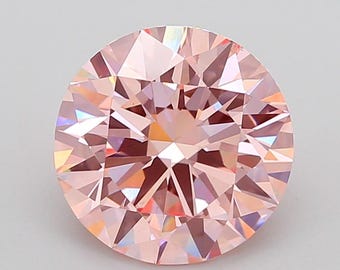 Puede incluir: Un diamante rosa claro, redondo y facetado. La gema tiene muchas facetas triangulares que reflejan la luz, creando un efecto brillante. El diamante está sobre un fondo liso y claro.