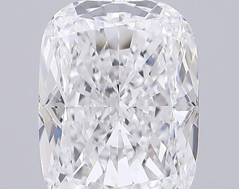 Pode incluir: Um diamante claro com lapidação almofada e numerosas facetas. O diamante tem formato retangular com cantos arredondados, refletindo a luz para criar um brilho brilhante. A gema está sobre um fundo cinza claro.