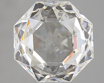 Può includere: Una gemma chiara, sfaccettata, di forma ottagonale. Le numerose sfaccettature del diamante riflettono la luce, creando un'esposizione brillante. La gemma è posta su uno sfondo neutro, evidenziando la sua chiarezza e taglio.