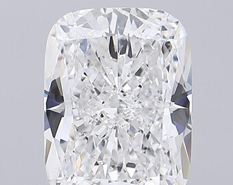 Pode incluir: Um diamante grande, claro, de corte almofada com muitas facetas.