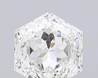 Può includere: Un diamante sfaccettato, a forma esagonale, con taglio brillante. La gemma incolore riflette la luce, mostrando le sue numerose sfaccettature e la struttura interna. Il diamante è posto su uno sfondo neutro.