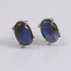 Pendientes de labradorita, tachuelas de piedras preciosas simples, pendientes de piedra azul, tachuelas de cristal hipoalergénico, pendientes de algo azul imagen 2