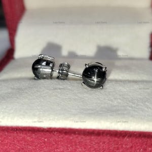 Orecchini a lobo minimalisti da donna con zaffiro stellato nero naturale in argento sterling 925.