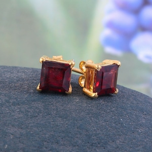 Garnet stud earrings gold filled, garnet earrings gold, garnet studs, earring studs gold, gemstone stud earrings, dainty studs, Wedding Stud