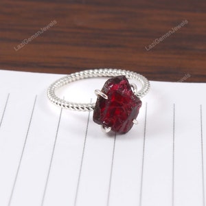 Roher Granat Ring, Organischer ungeschliffener Rohkristall Ring, 925 Silber Ring, Rohstein Ring, Minimalistischer Bandring, Midi Ring