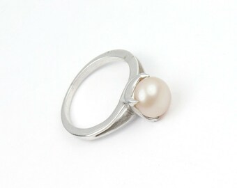 Pearl Ring, Unique Minimalist Dainty Pearl Ring,Fresh water Pearl Wedding Ring For Women,stacking ring,tiny pearl rin