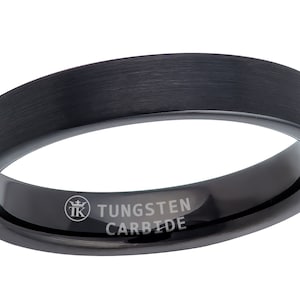 Puede incluir: Un anillo de carburo de tungsteno negro con acabado cepillado. El anillo tiene las palabras "TUNGSTEN CARBIDE" grabadas en el interior.