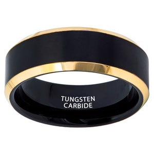 Anillo de tungsteno con borde biselado en el centro cepillado, chapado en oro iónico de dos tonos, negro y amarillo, alianza de boda, alianza de aniversario, alianza de compromiso, ajuste cómodo, 8 mm
