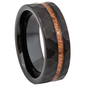 Op de afbeelding: Zwarte ring van wolfraamcarbide met een gehammerde afwerking en een bruine houten inlay.