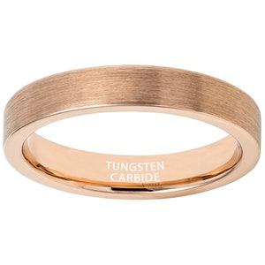 Puede incluir: Un anillo de carburo de tungsteno cepillado en oro rosa con las palabras "TUNGSTEN CARBIDE" grabadas en el interior.