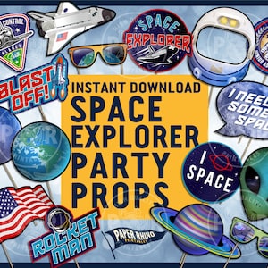 Puede incluir: Una colección de accesorios para fiestas con temática espacial, que incluyen un cohete, un casco de astronauta, planetas y la bandera estadounidense. Los accesorios presentan frases como "Blast Off!" e "I Need Some Space."