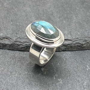 Handgemachter Silberring mit Labradorit