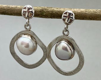 Pearl earrings made of silver and freshwater cultured pearls
