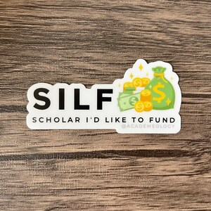 Può includere: Adesivo bianco con testo nero che recita "SILF SCHOLAR I'D LIKE TO FUND @ACADEMEOLOGY". L'adesivo presenta un'illustrazione di un sacchetto di denaro verde con un segno del dollaro, monete d'oro e una pila di banconote.
