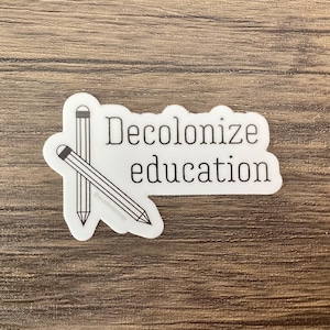 Sticker « Décoloniser l'éducation »