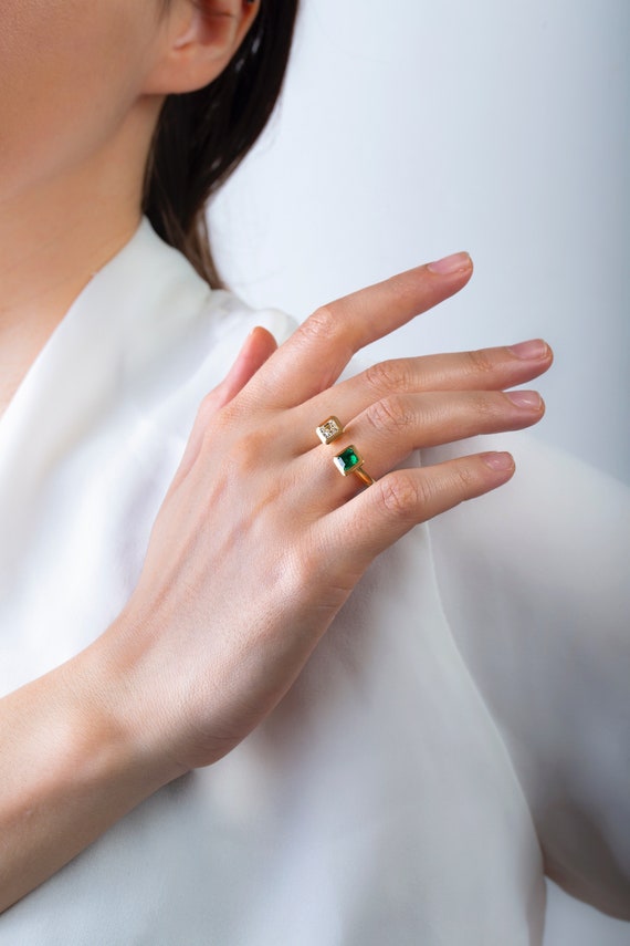 Handmade 18k Gold Cat Ring: Asscher Diamond Emerald