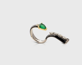 RING WHITE  gold 18k white diamonds. Emerald. Black enamel