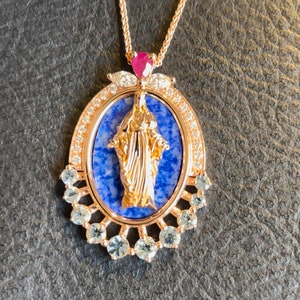 Collar Madonna de oro rosa de 18 quilates hecho a mano: diamante, rubí, aguamarina y lapislázuli