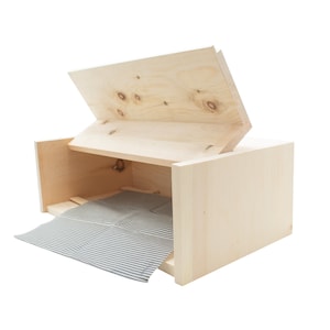 Op de afbeelding: Een houten broodtrommel met een scharnierend deksel, open om een gestreepte stoffen voering aan de binnenkant te laten zien. De trommel is gemaakt van natuurlijk licht hout.