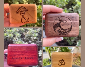 Custodia personalizzata in legno naturale per AirPods Pro 2, AirPods 4, AirPods 3, 1 e 2 generazione, regalo personalizzato unico con venature del legno e design minimalista.