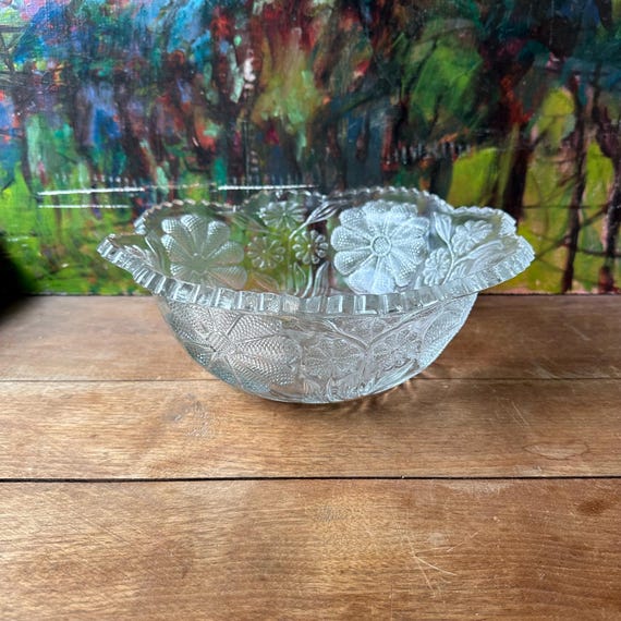 Daisy Scalloped Edge Pressed Glass Bowl