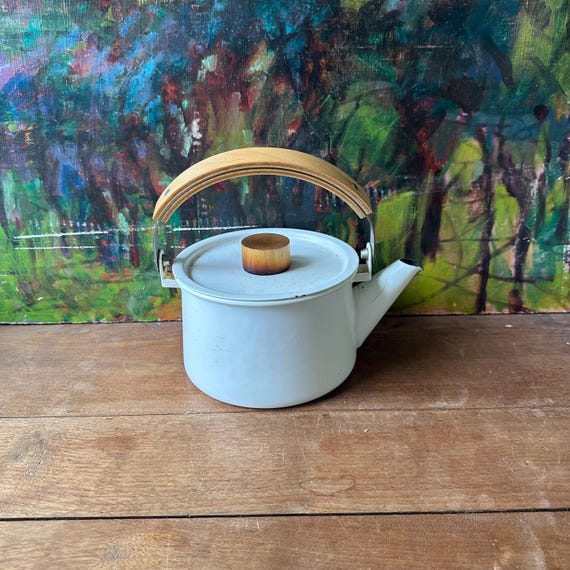 White Kaico Enamel Teapot with Bamboo Wood Handle