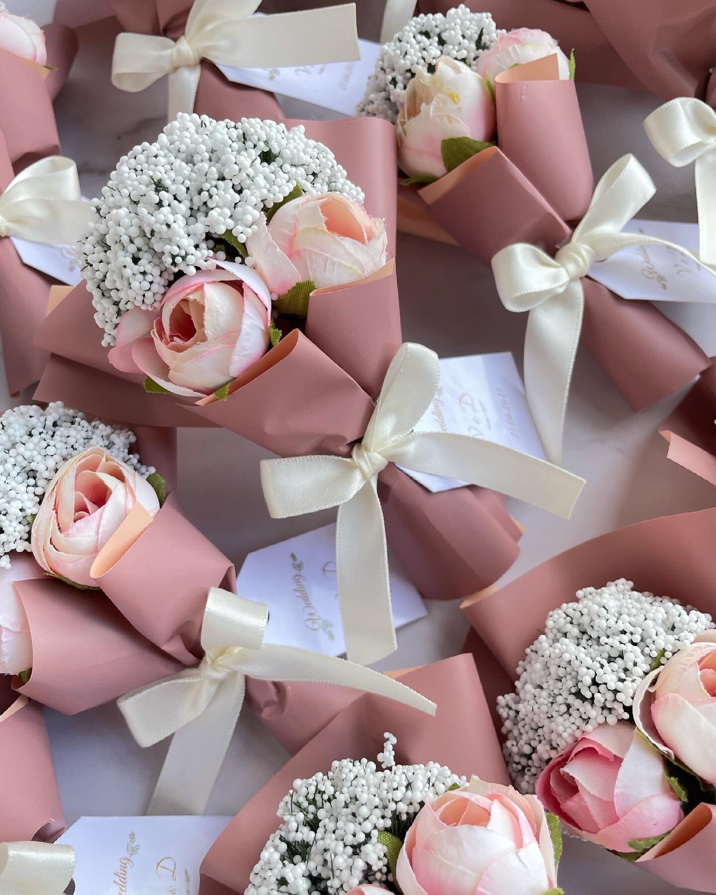 10pcs mini bouquet favorsBeautiful and unique favors from Etsy