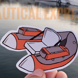 Puede incluir: Una pegatina de un bote inflable rojo y gris con un asiento blanco y una correa negra. La pegatina dice "NAUTICAL EXPRESS" en letras naranjas.