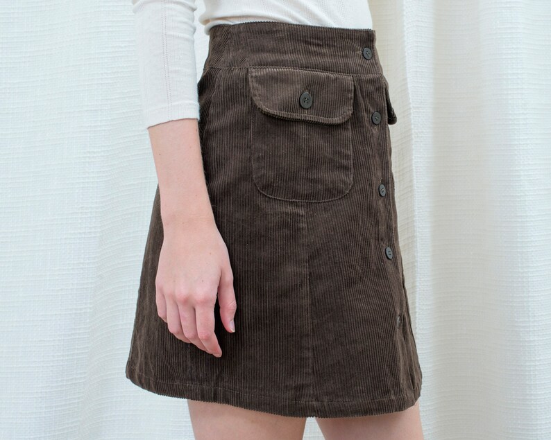 small cotton cord a line mod button down skirt 80s brown corduroy mini skirt 26 waist dark brown preppy flap pocket scooter skirt