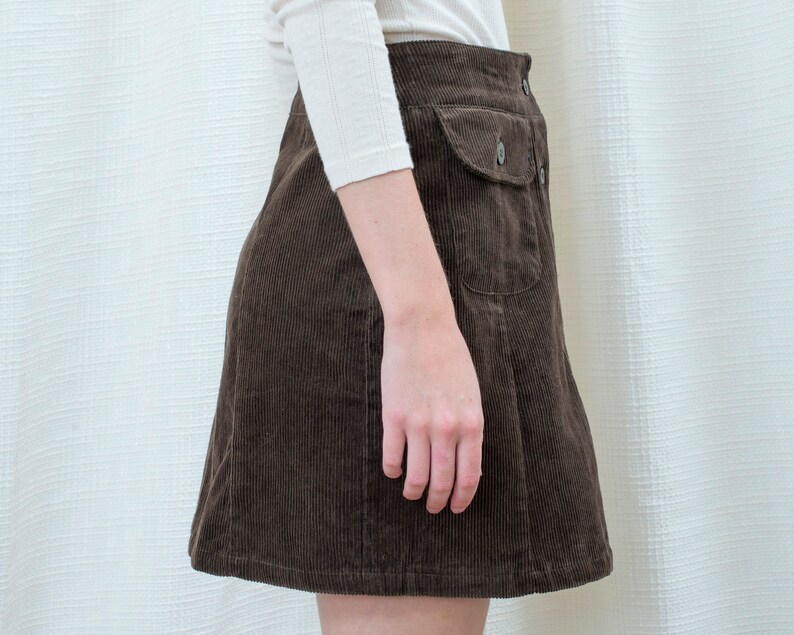 small cotton cord a line mod button down skirt 80s brown corduroy mini skirt 26 waist dark brown preppy flap pocket scooter skirt