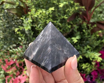 Iolite Crystal Pyramid Healing Stone Pyramid Energy Balancer for Home Office Table Decor, Crystals and Healing Stones Pyramid