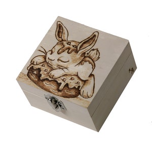 Caja de pirograbado de leña de conejito durmiendo sobre pastel