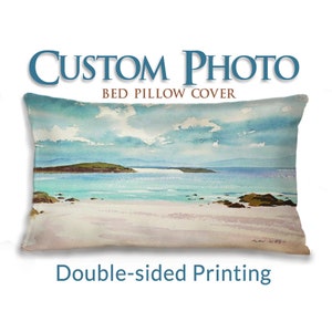 Pode incluir: Capa de almofada de cama retangular com uma pintura em aquarela de uma cena de praia. A imagem mostra areia branca, água turquesa e um céu azul. O texto na almofada diz "CUSTOM PHOTO BED PILLOW COVER" e "Double-sided Printing".