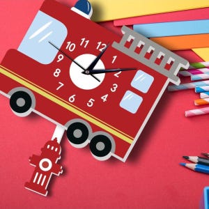 Puede incluir: Reloj de pared con forma de camión de bomberos rojo con un péndulo en forma de hidrante. La esfera del reloj tiene agujas negras y números blancos del 1 al 12. El camión tiene una escalera en el lateral y dos ventanas.