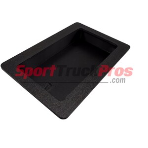 Könnte beinhalten: Ein schwarzer, rechteckiger Griff mit strukturiertem Rand. Der Griff hat eine rechteckige Öffnung und den Text "SportTruckPros.com" in Rot und Weiß.